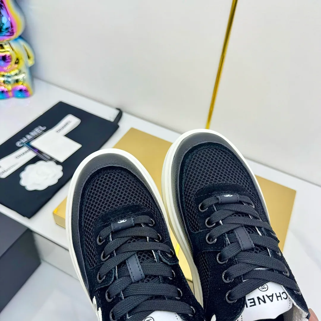 👟👟Ex-factory price 600👟👟 Upgraded version, upgraded version, upgraded version! No rebuttal accepted! ! ! ! Chanel Chanel panda shoes! 2025 counter's top casual sports shoes. This classic design; the upper is electro-embroidered with a variety of techniques; the outsole is fashionable and sporty; the unusual inclusion of a variety of color matching elements... The diversified mix and match is very good-looking and versatile, and can be used for leisure, fashion, sports, and outdoor... ꫛꫀꪝ Go➫ Materials: ❶Upper made of: original imported first-layer silk cowhide + original waterproof cloth + original first-layer cowhide ❷Inner lining: Original Yangli+Net ❸Outsole based on: Original TPU combination outsole Counter boutique packaging complete set for women 35–41 👉 👉 👉 👉 👉